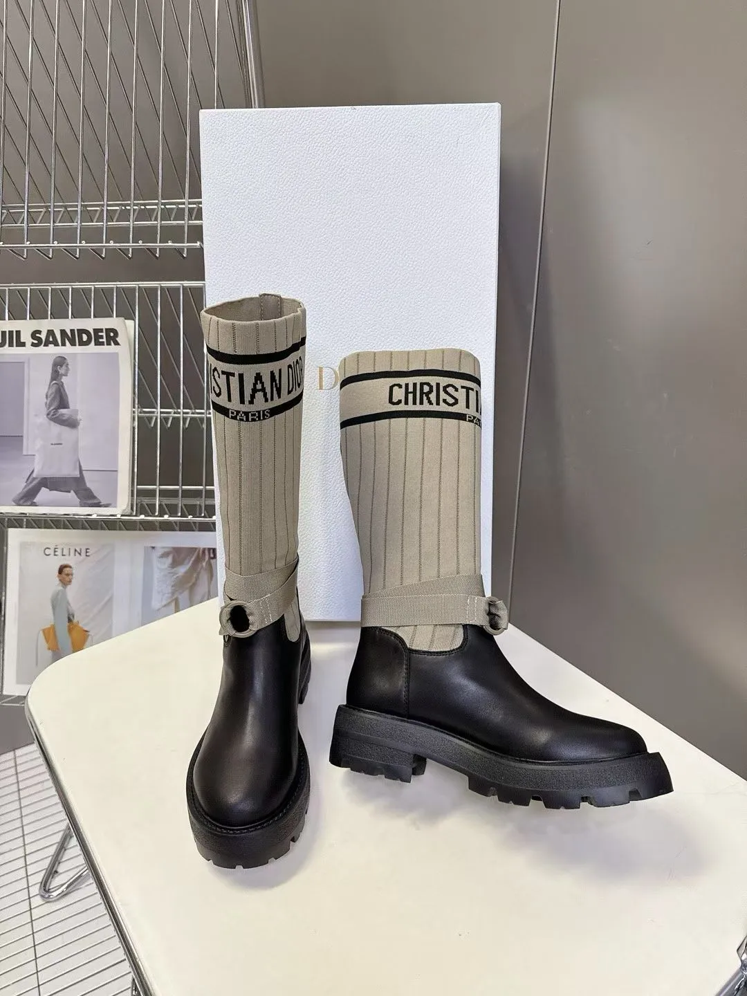 👟👟Ex-factory price 560👟👟Dior color matching new boots for autumn and winter, the latest flying woven letter logo for autumn and winter, round-toe high-top knight boots for women, the same style for celebrity Narna Qian and the same style for Yi Mengling. Material: First-layer cowhide spliced ​​with fly-knit fabric, sheepskin lining for feet, original molded TPU outsole Size: 35-40 yards